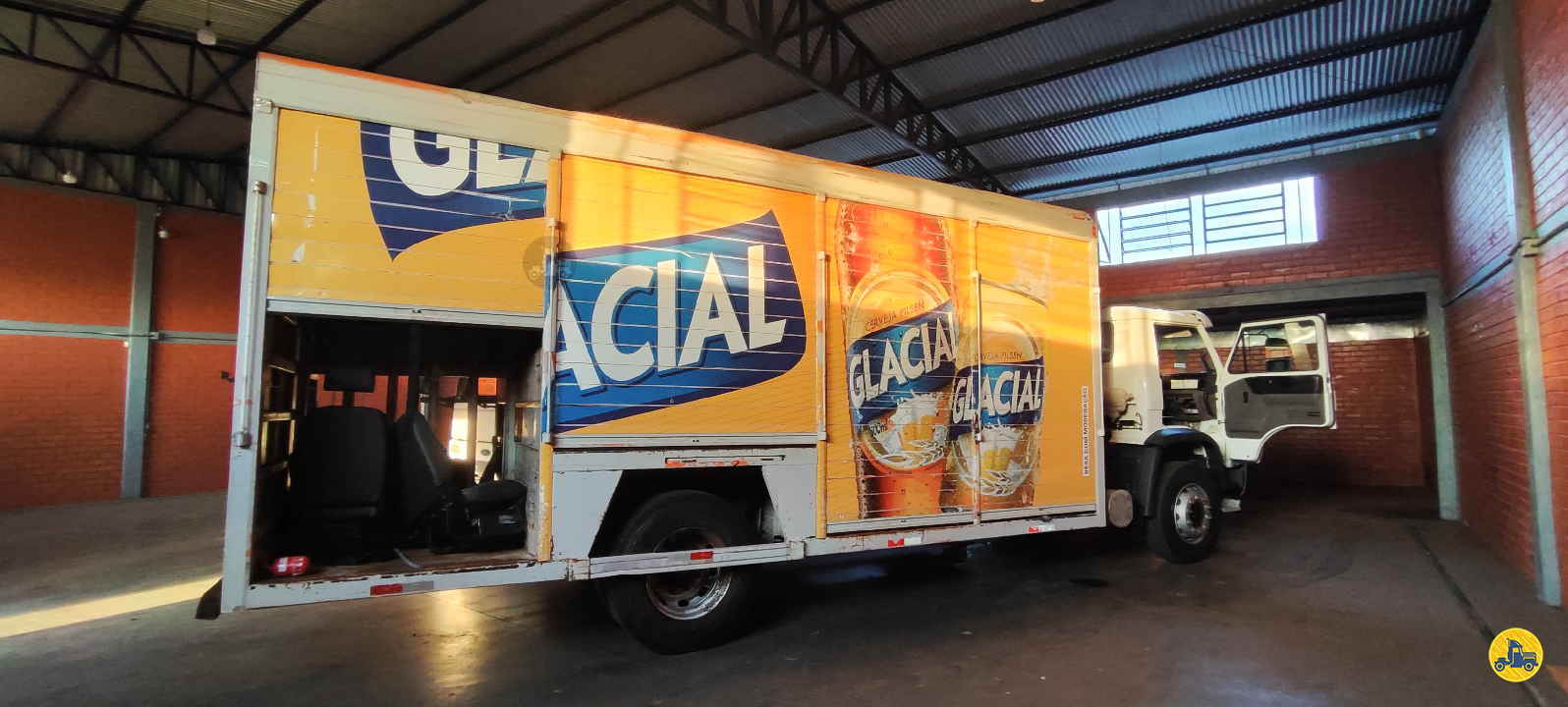 CARROCERIA SOBRE CHASSI  TOCO BAU BEBIDAS Perin Veículos SARANDI RIO GRANDE DO SUL RS