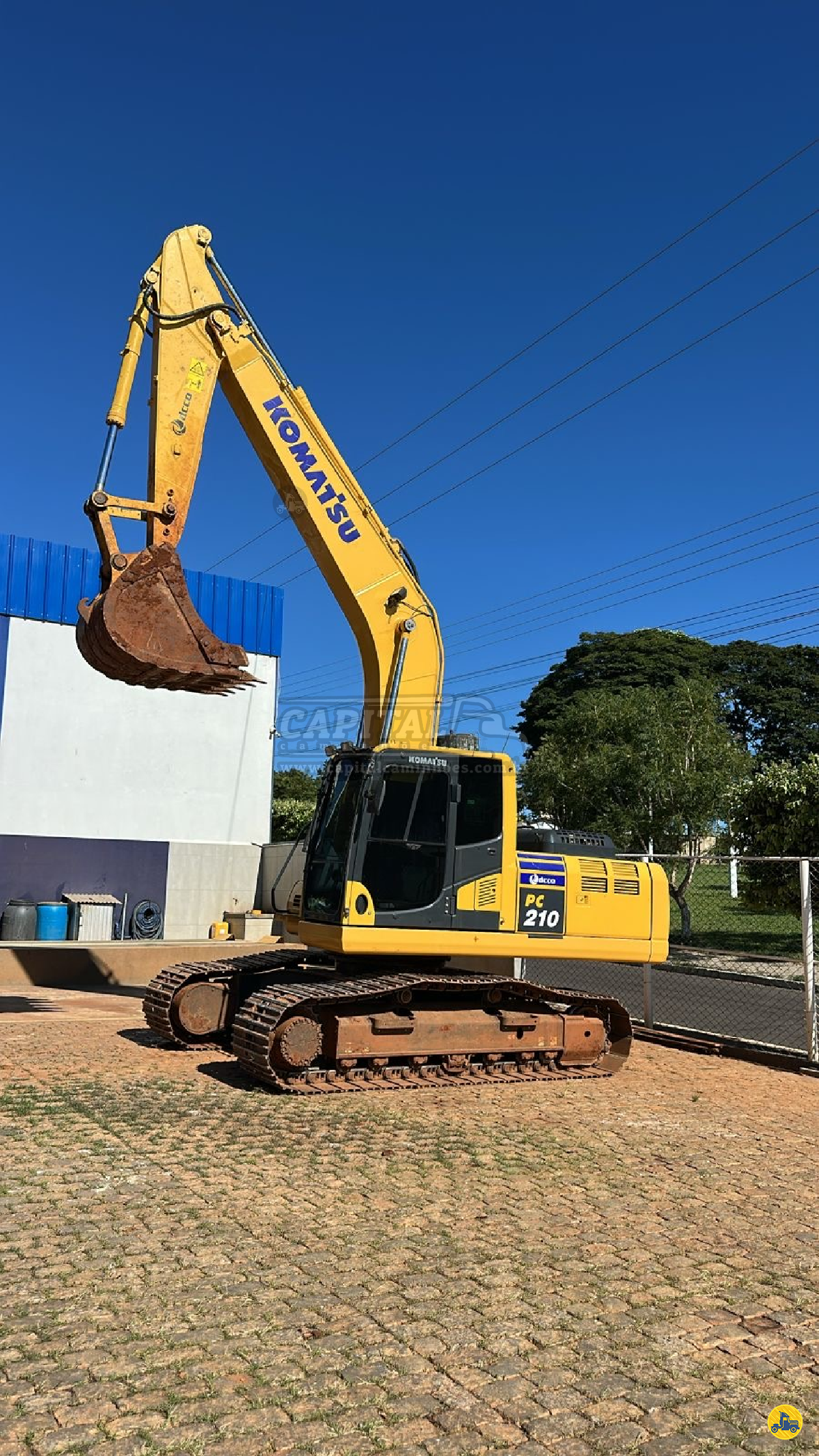 ESCAVADEIRA KOMATSU PC210 Capital Caminhões - Implementos Rodoviários - Novos e Usados LUZIANIA GOIAS GO
