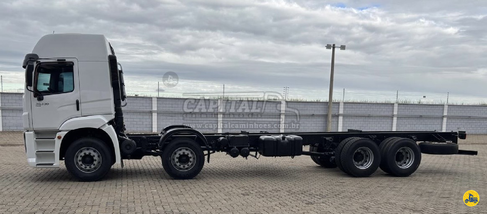 CAMINHAO VOLKSWAGEN VW 30330 Chassis BiTruck 8x2 Capital Caminhões - Implementos Rodoviários - Novos e Usados LUZIANIA GOIAS GO