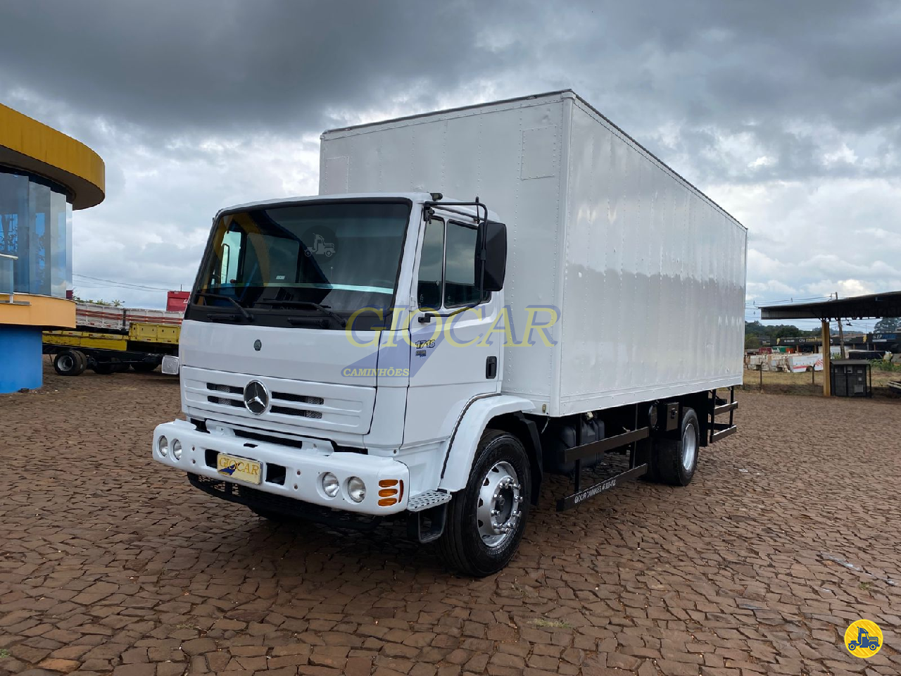 CAMINHAO MERCEDES-BENZ MB 1718 Baú Furgão Toco 4x2 Giocar Caminhões PATO BRANCO PARANÁ PR