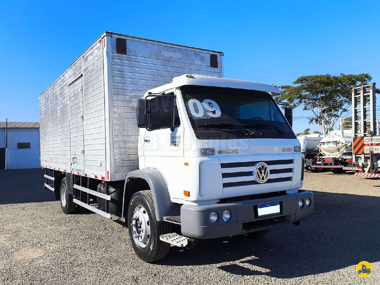 CAMINHAO VOLKSWAGEN VW 13180 Baú Furgão Toco 4x2 SB Veiculos CATANDUVA SÃO PAULO SP