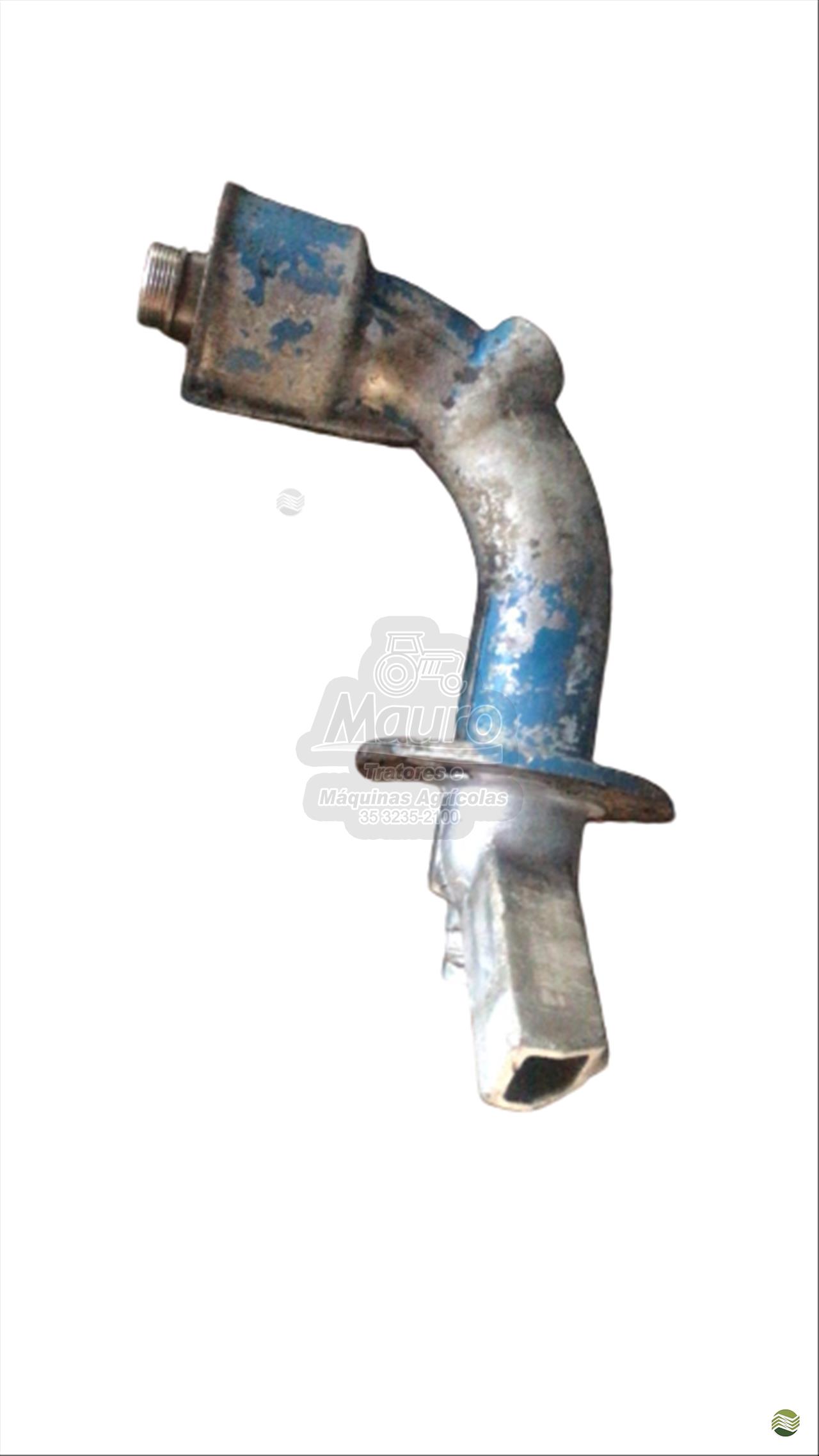 D4NNK904A - SUPORTE DO FILTRO DO HIDRAULICO TRATOR FORD 4600/4610/4630/5030.