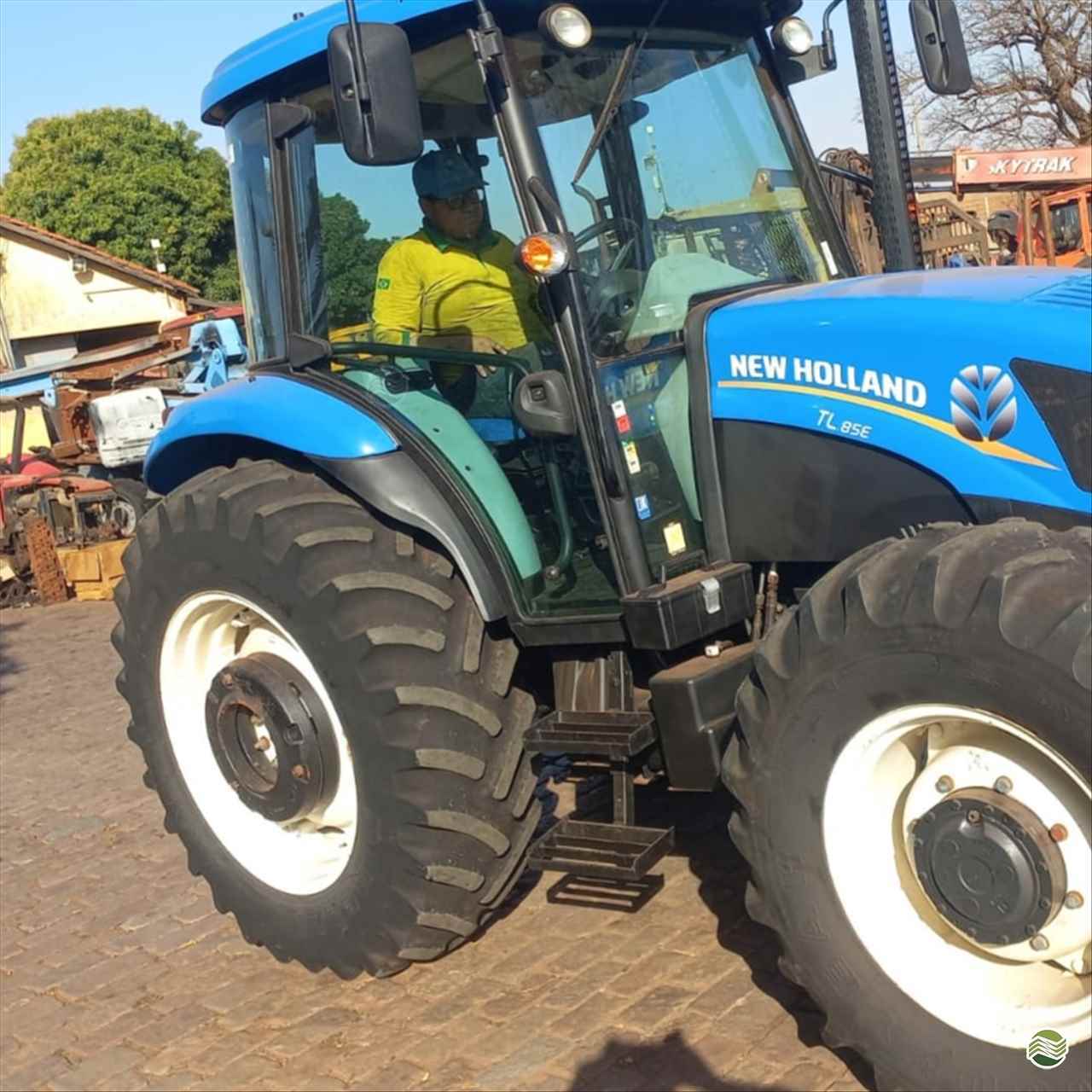 TRATOR NEW HOLLAND NEW TL 85 Tração 4x4 Só Agrícola Máquinas e Peças BARRETOS SÃO PAULO SP