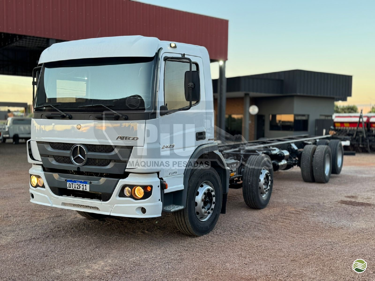 CAMINHAO MERCEDES-BENZ MB 2429 Baú Furgão Cavalo 8x2 Piu Máquinas Pesadas SINOP MATO GROSSO MT