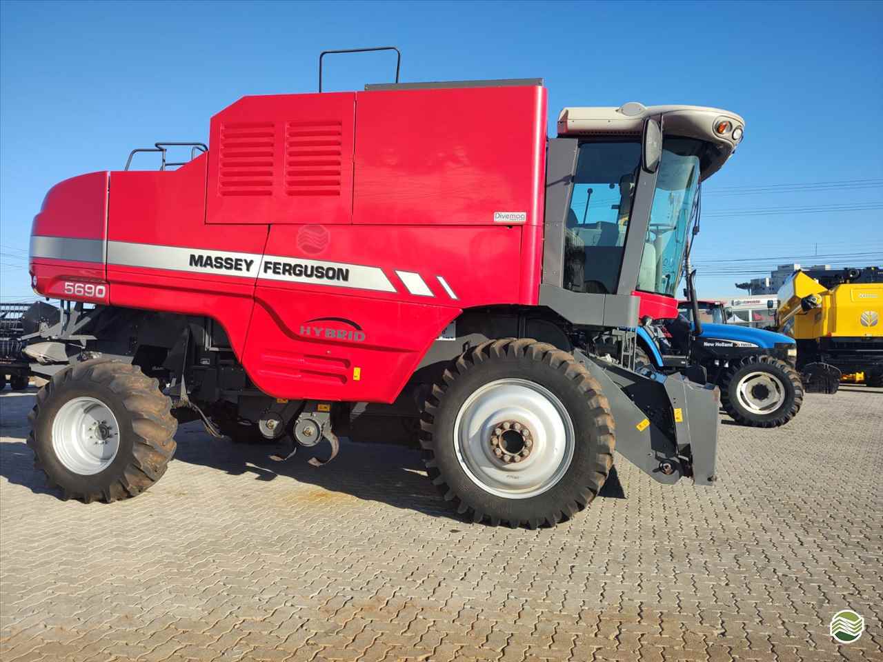 COLHEITADEIRA MASSEY FERGUSON MF 5690 Ke Soja - New Holland ERECHIM RIO GRANDE DO SUL RS