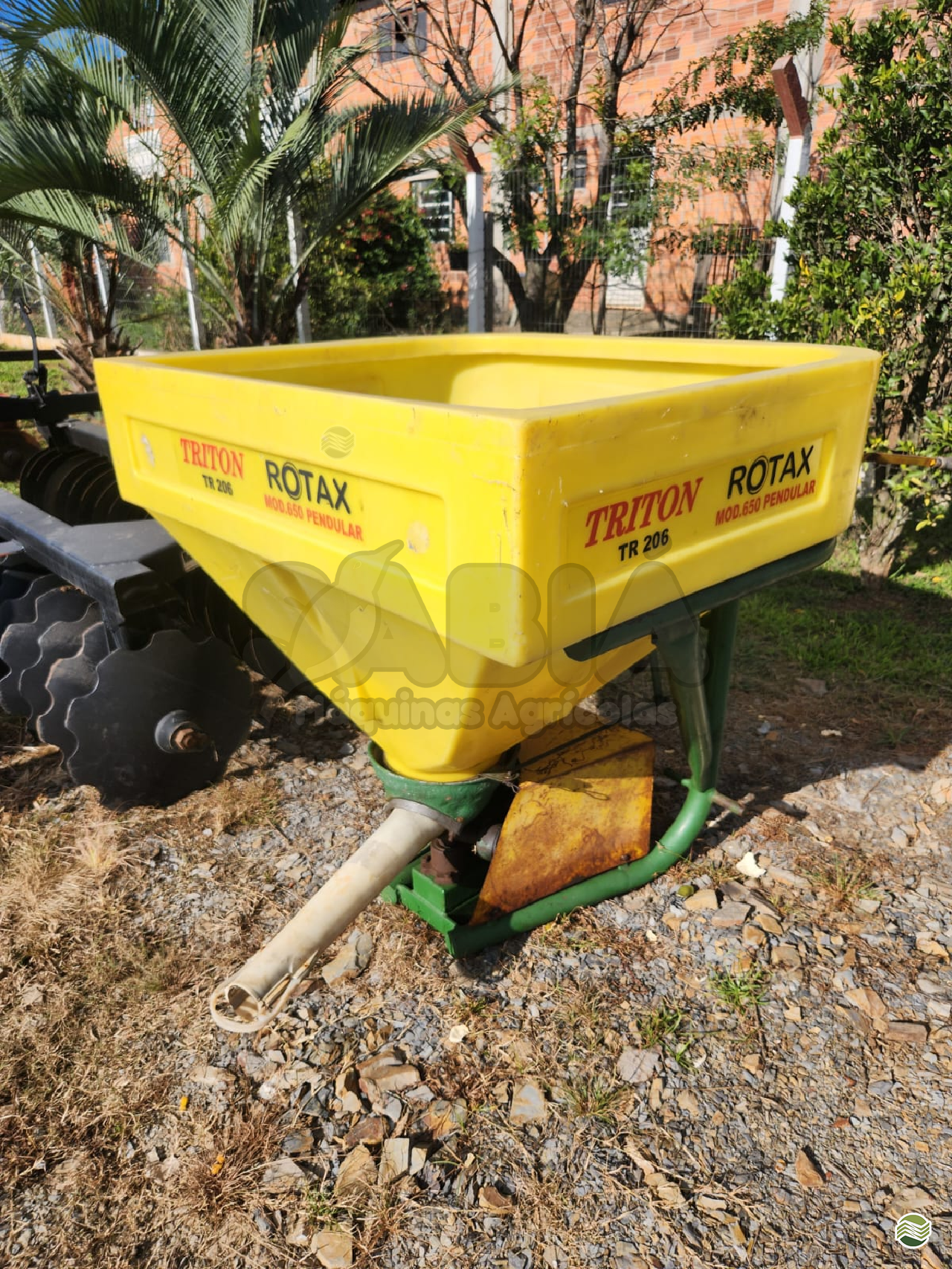 IMPLEMENTOS AGRICOLAS DISTRIBUIDOR ADUBADORA E SEMEADORA PENDULAR Sabiá Máquinas Agrícolas IRATI PARANÁ PR