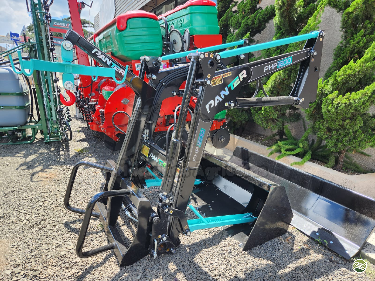 IMPLEMENTOS AGRICOLAS PLAINA NIVELADORA PLAINA HIDRÁULICA DIANTEIRA Sabiá Máquinas Agrícolas IRATI PARANÁ PR