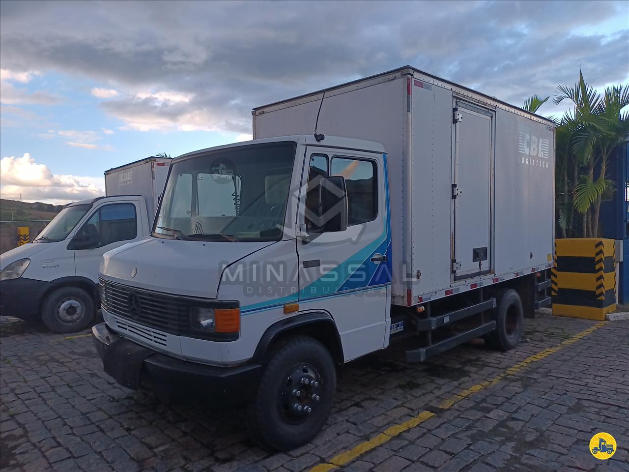 CAMINHAO MERCEDES-BENZ MB 709 Baú Furgão 3/4 4x2 CBL Logistica - Minassal POCOS DE CALDAS MINAS GERAIS MG