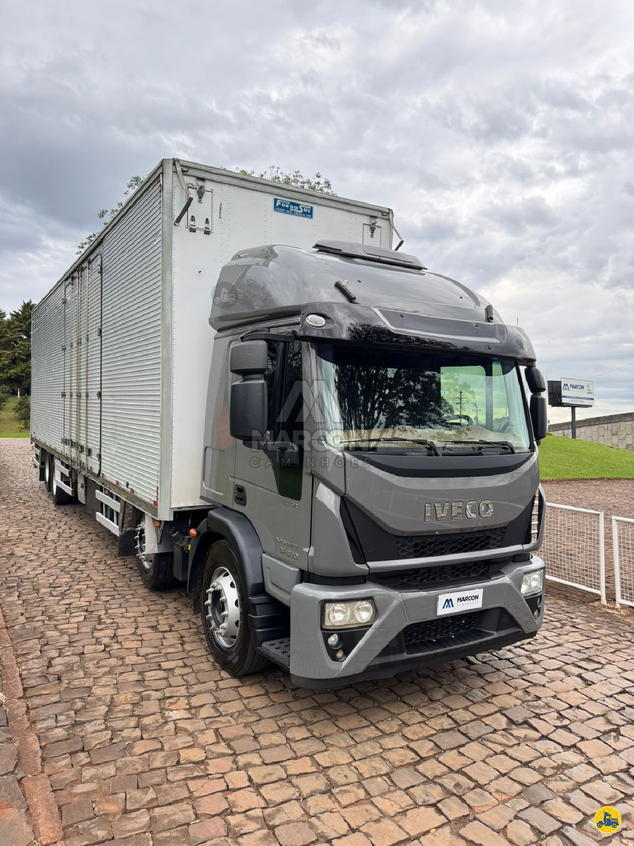 CAMINHAO IVECO TECTOR 310E30 Baú Furgão BiTruck 8x2 Marcon Caminhões CHAPECO SANTA CATARINA SC