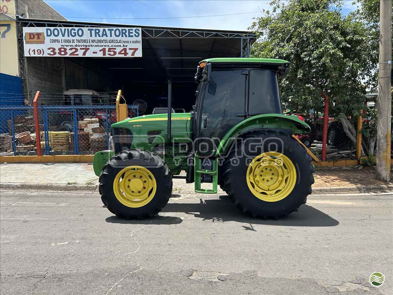 TRATOR JOHN DEERE JOHN DEERE 5085E Tração 4x4 Dovigo Tratores ARTUR NOGUEIRA SÃO PAULO SP