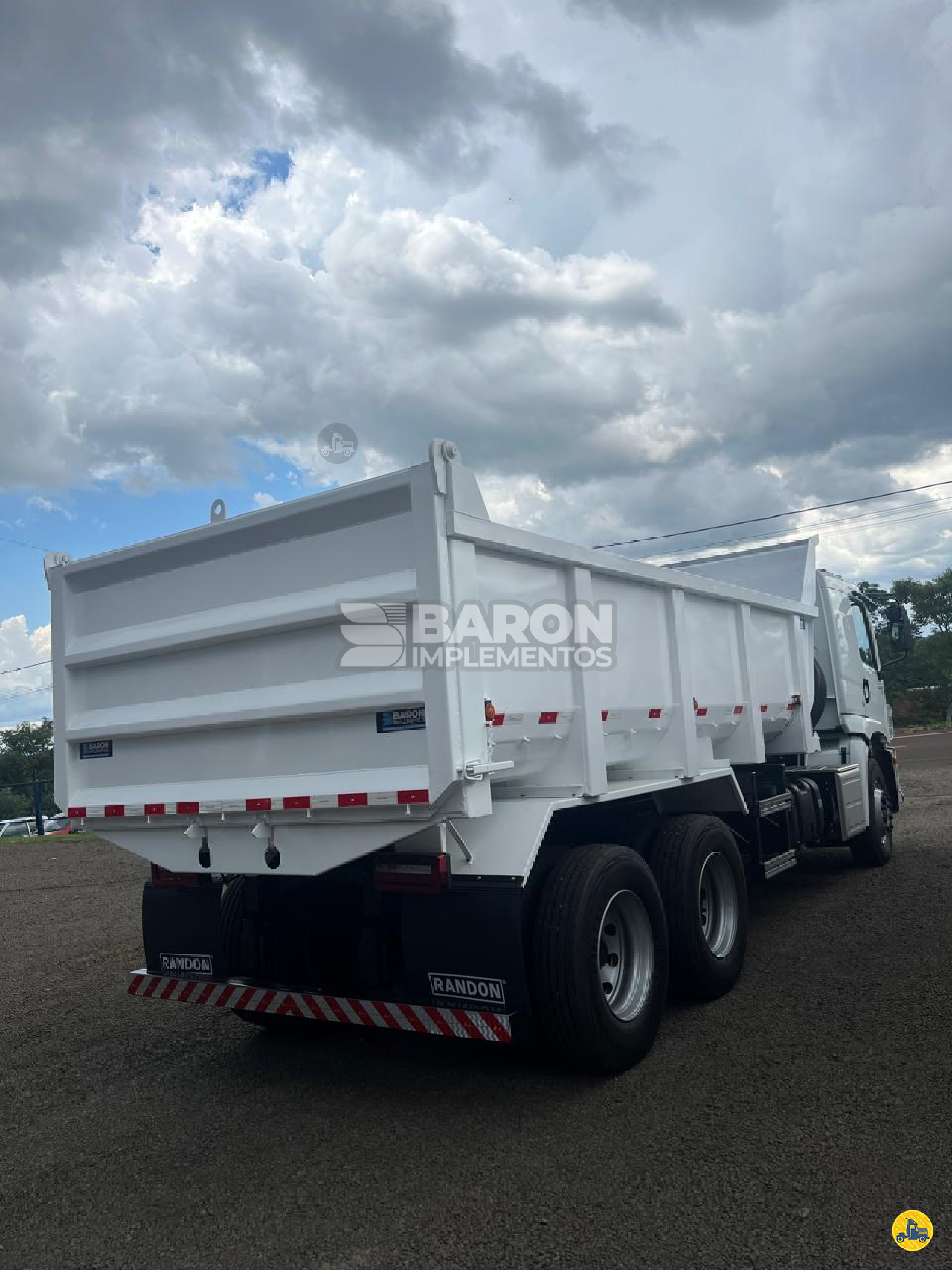 CARROCERIA SOBRE CHASSI  TRUCK BASCULANTE Baron Implementos RENASCENCA PARANÁ PR