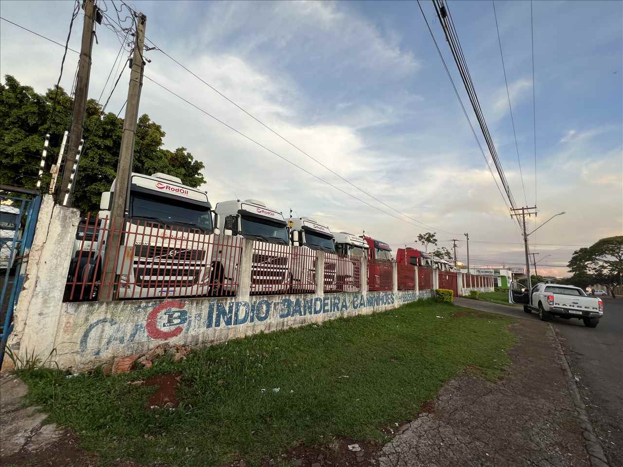 Indio Bandeira Caminhões na cidade de CAMPO MOURAO/PR