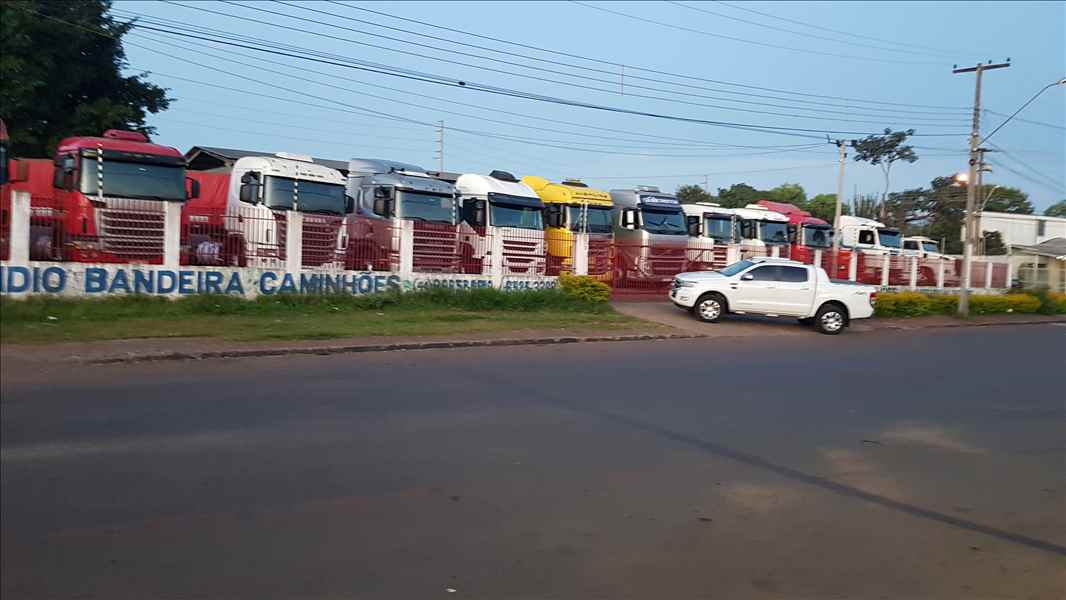 Indio Bandeira Caminhões na cidade de CAMPO MOURAO/PR