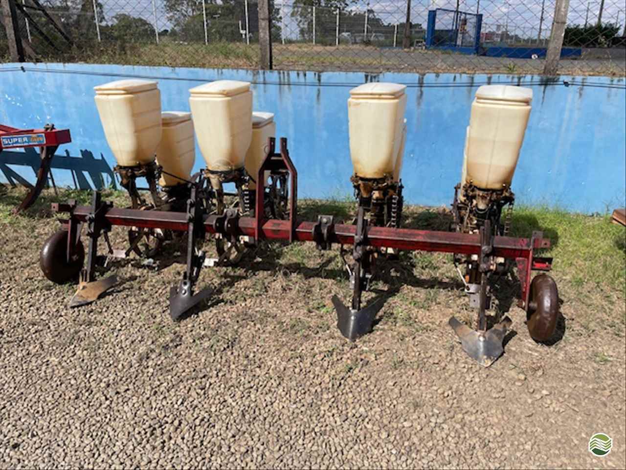 IMPLEMENTOS AGRICOLAS PLANTADEIRA GRAMA 4 LINHAS Limeira Tratores LIMEIRA SÃO PAULO SP