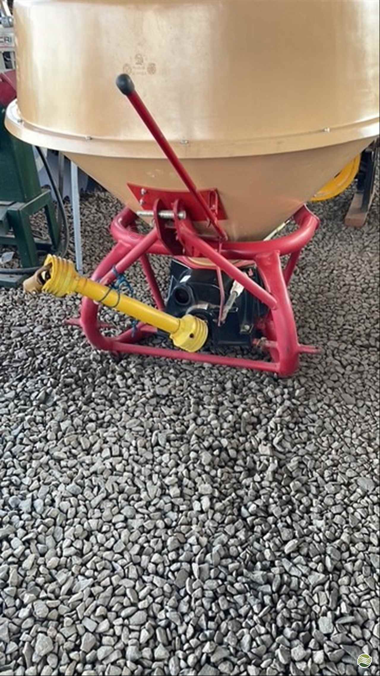 ADUBADOR DE SOQUEIRA de Limeira Tratores