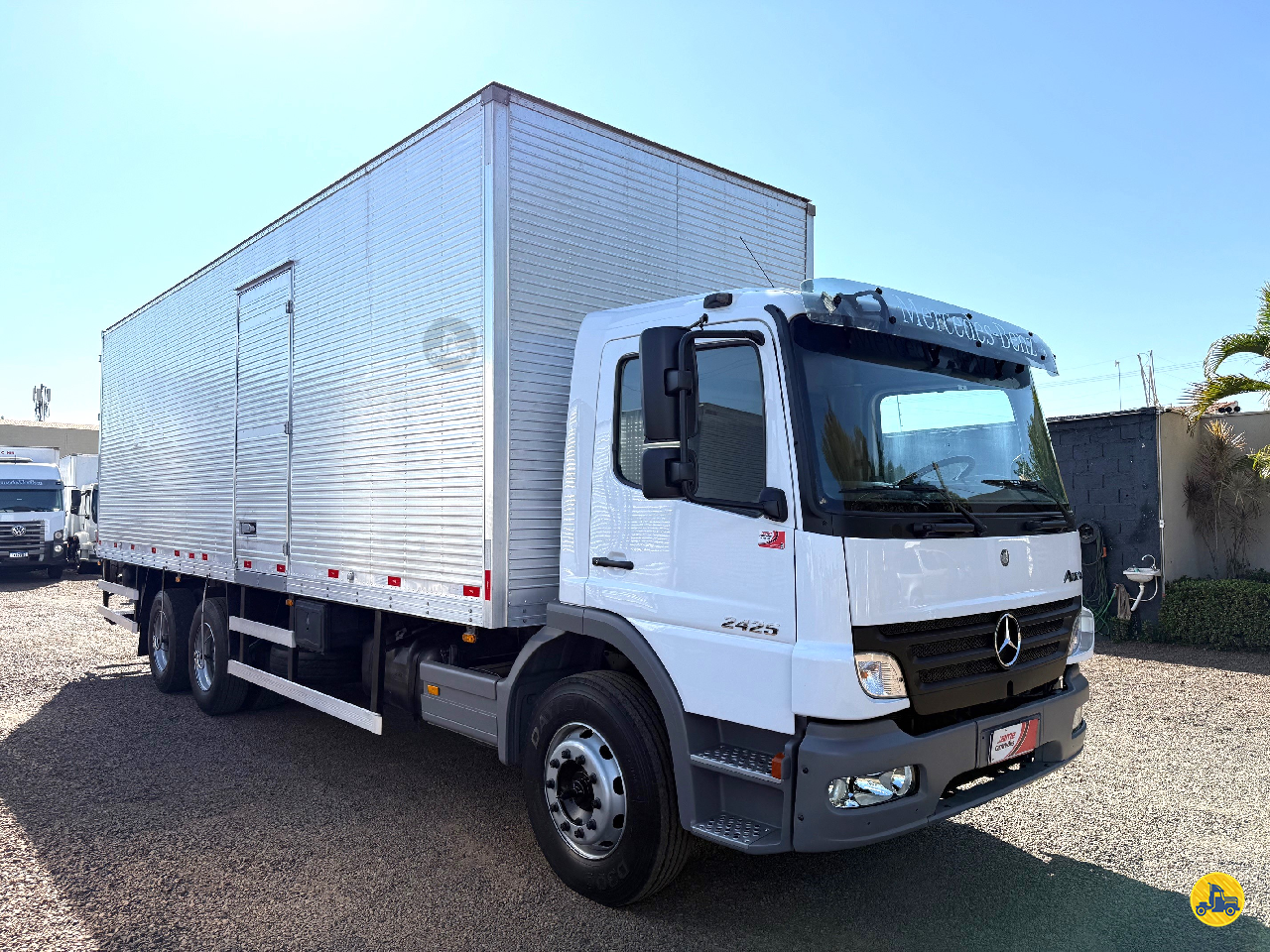 CAMINHAO MERCEDES-BENZ MB 2425 Baú Furgão Truck 6x2 Jaime Caminhões RIBEIRAO PRETO SÃO PAULO SP