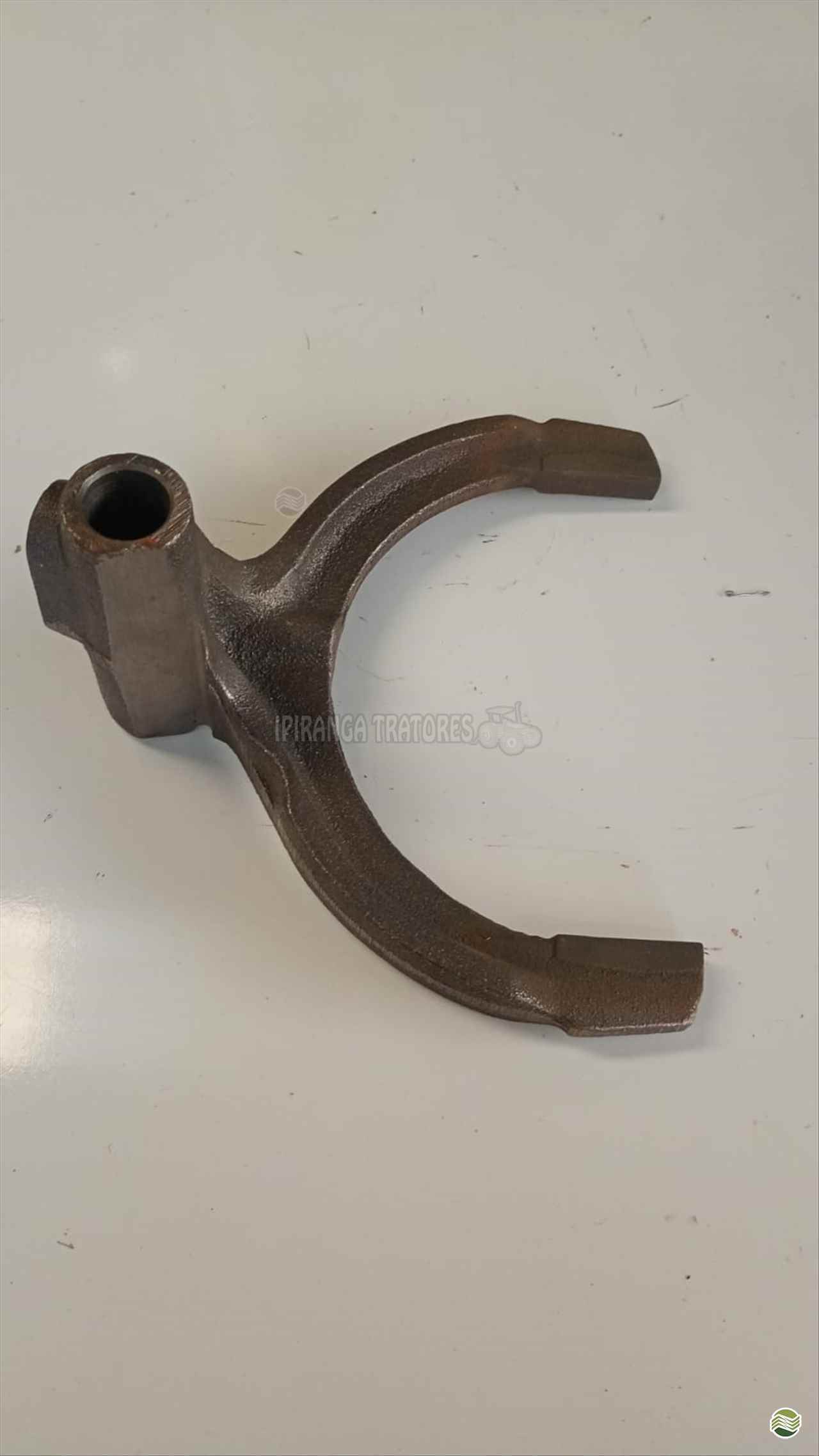 GARFO CAIXA MASSEY FERGUSON 3 ALAVANCA 3A X 4A  1674654