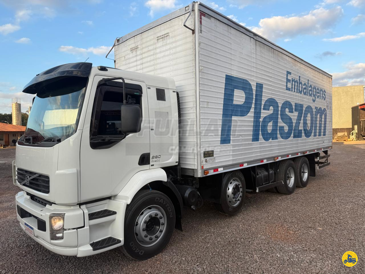 CAMINHAO VOLVO VOLVO VM 260 Baú Furgão BiTruck 8x2 Furlan Caminhões UMUARAMA PARANÁ PR