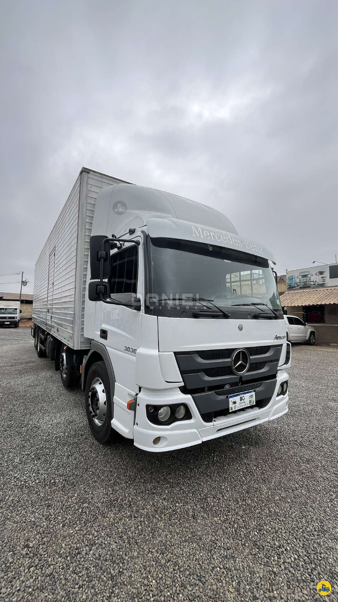 CAMINHAO MERCEDES-BENZ MB 3030 Baú Furgão BiTruck 8x2 Daniel Caminhões DIVINOPOLIS MINAS GERAIS MG