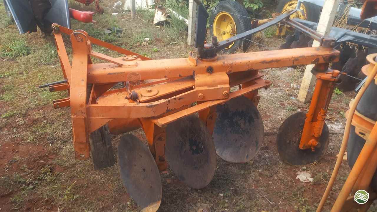 IMPLEMENTOS AGRICOLAS ARADO 3 DISCOS REVERSÍVEL Sumaré Máquinas e Veículos SUMARE SÃO PAULO SP