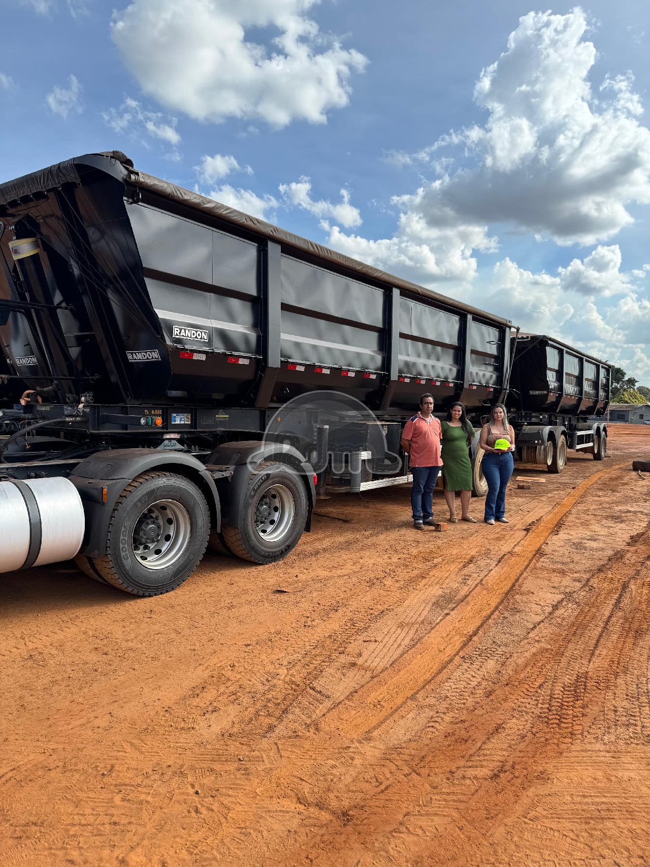 Com alegria, agradecemos à Gomes Bragato Transportes LTDA, de Bom Jesus de Goiás - GO, pela aquisição da Rodocaçamba Randon! Que ela traga ainda mais conquistas para a empresa!