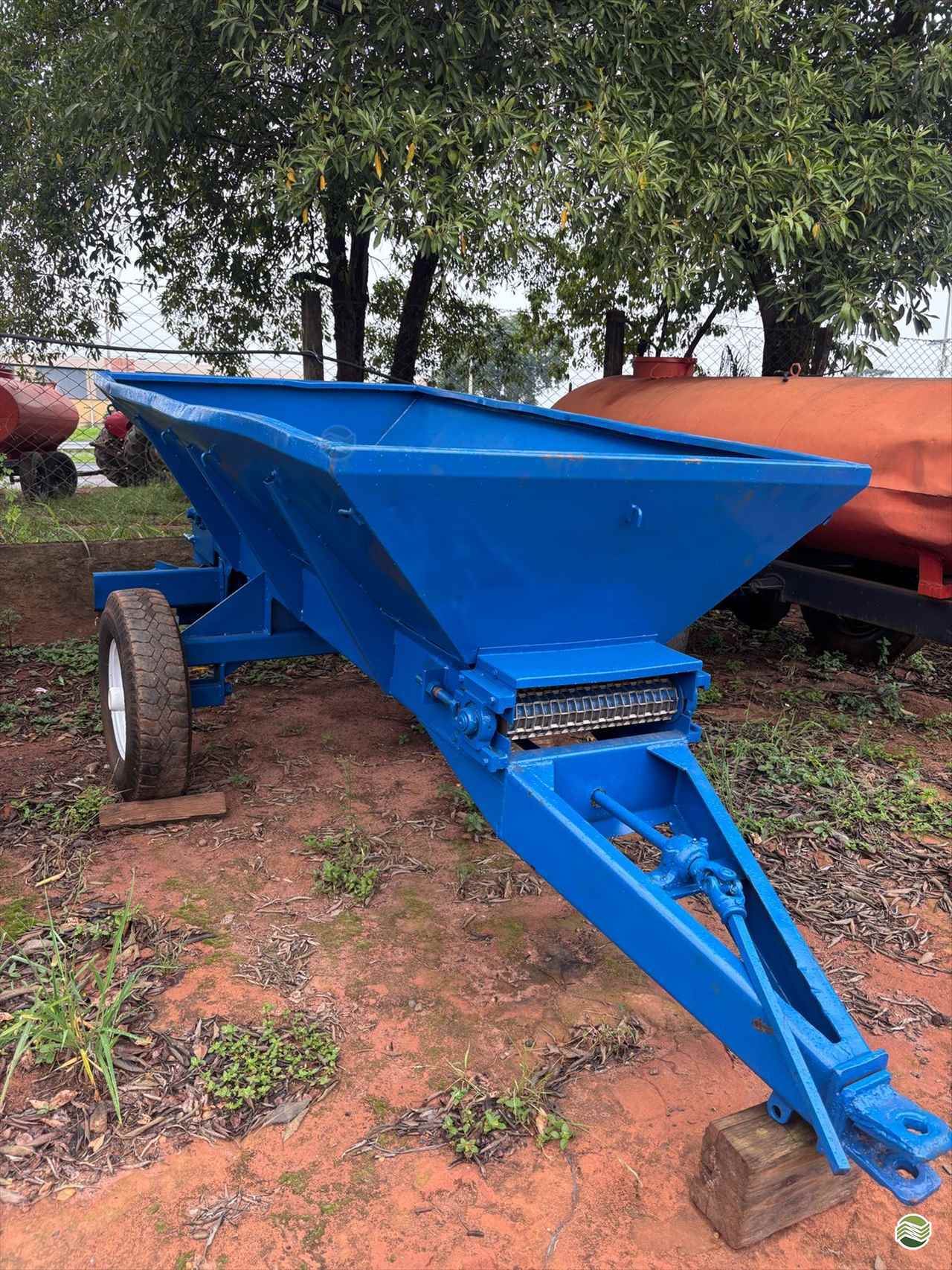 IMPLEMENTOS AGRICOLAS DISTRIBUIDOR CALCÁRIO 2500 Kg Terra Santa Implementos Agrícolas BEBEDOURO SÃO PAULO SP