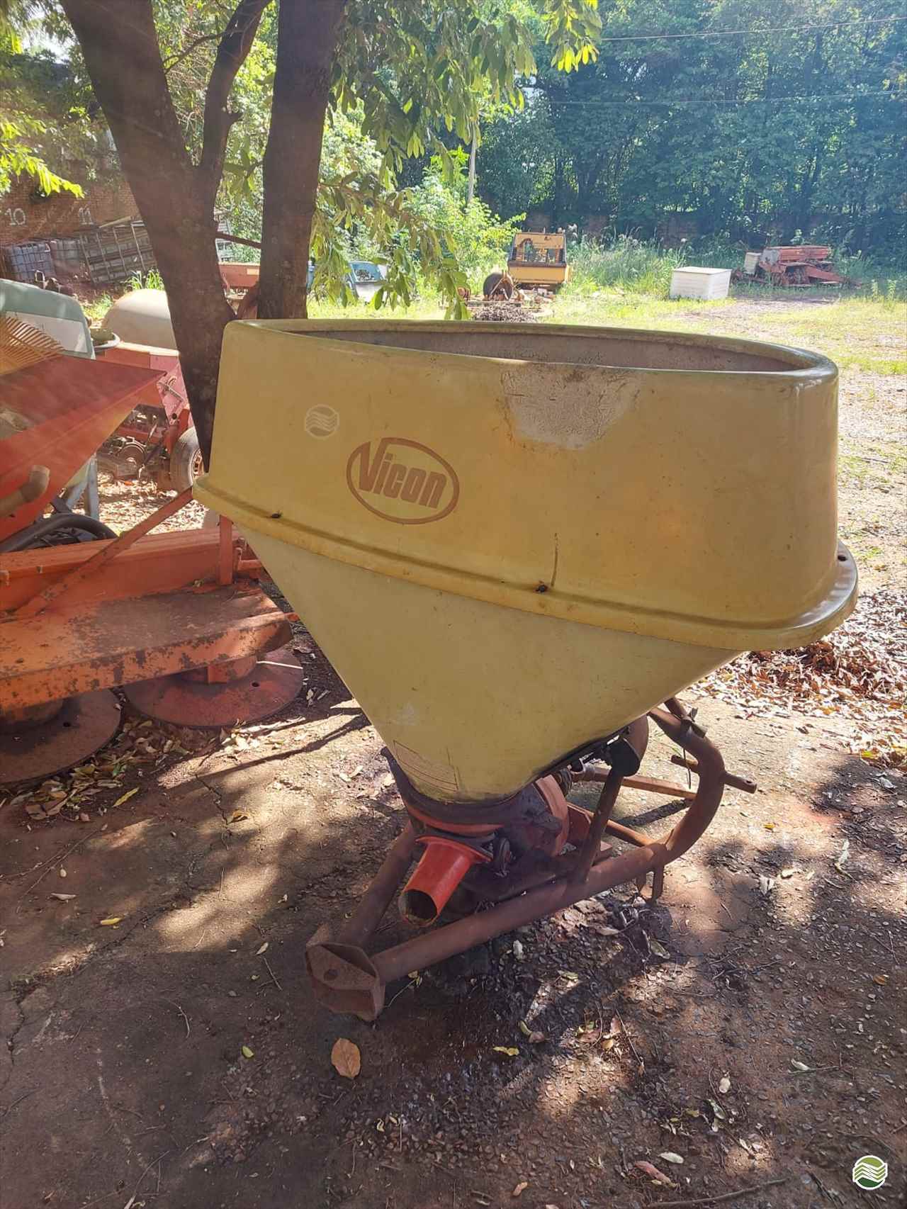 IMPLEMENTOS AGRICOLAS DISTRIBUIDOR CALCÁRIO 2000 Kg Terra Santa Implementos Agrícolas BEBEDOURO SÃO PAULO SP