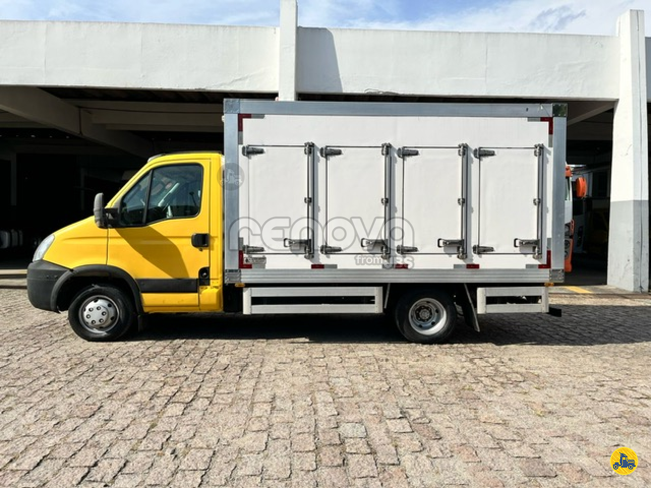CAMINHAO IVECO DAILY 55c17 Baú Frigorífico 3/4 4x2 Renova JBS SAO PAULO SÃO PAULO SP