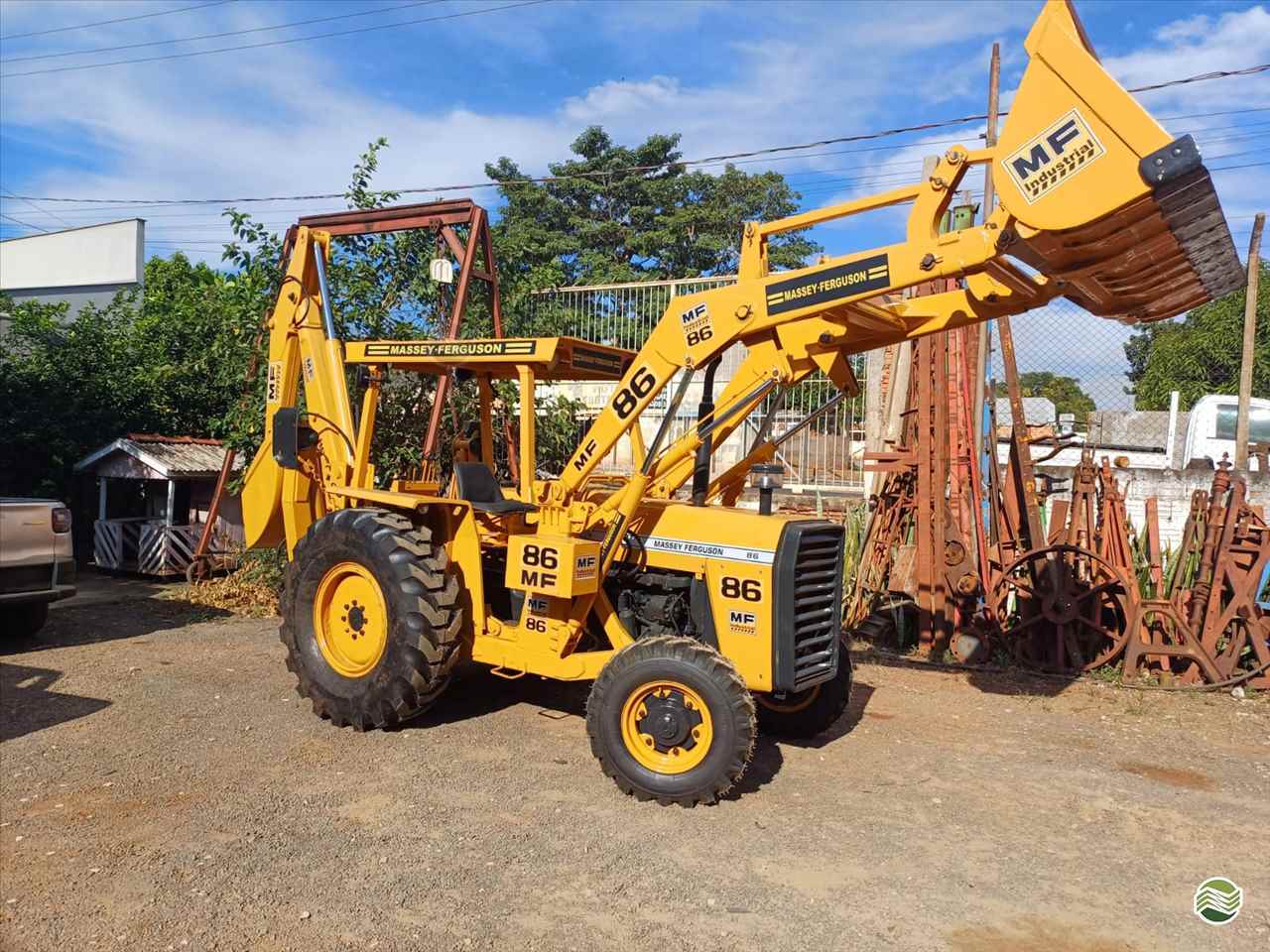 RETRO ESCAVADEIRA MASSEY FERGUSON RETRO MF86 Tração 4x2 Jatai Tratores JATAIZINHO PARANÁ PR