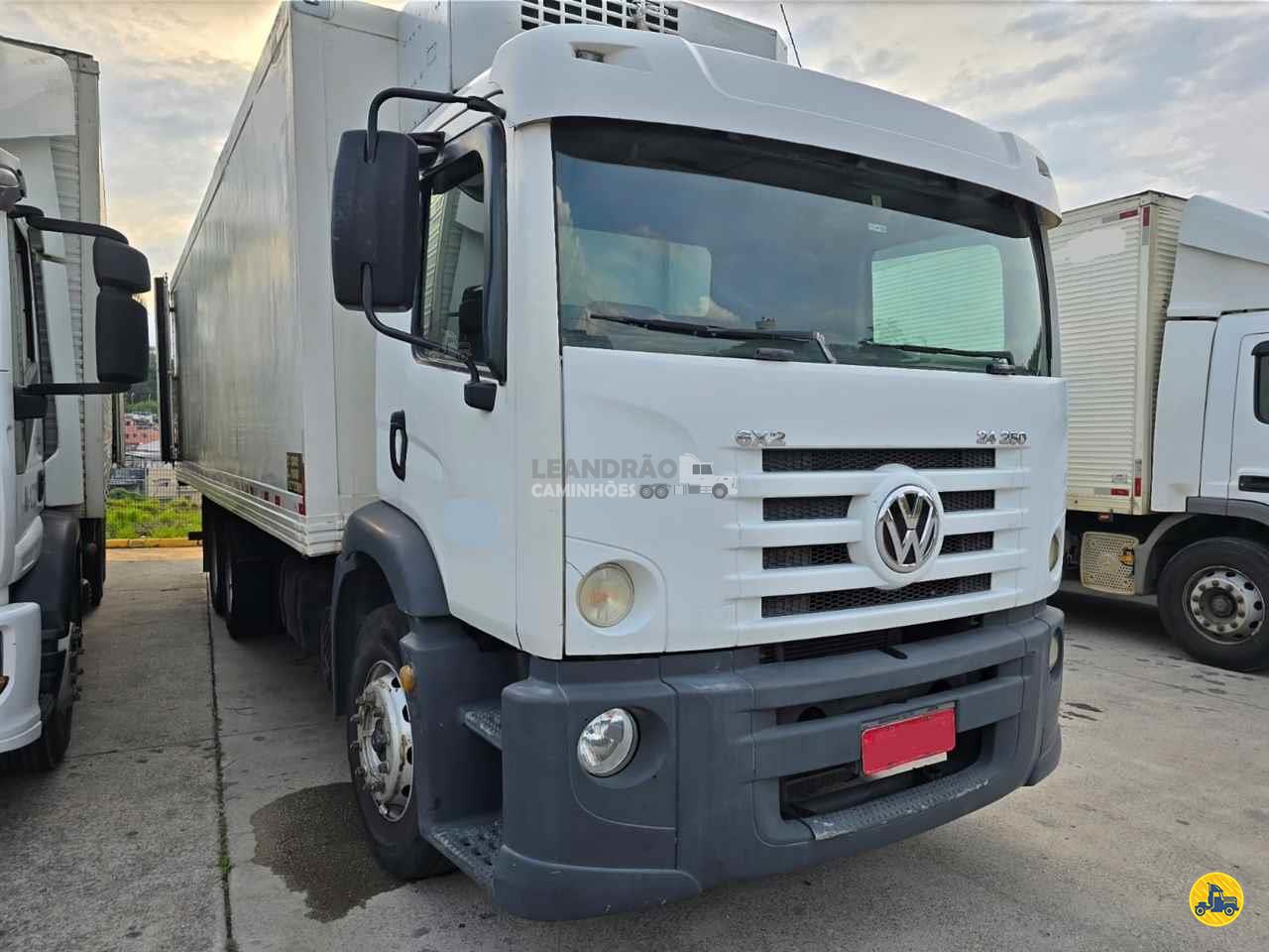 CAMINHAO VOLKSWAGEN VW 24250 Baú Térmico Truck 6x2 Leandrão Caminhões JUNDIAI SÃO PAULO SP