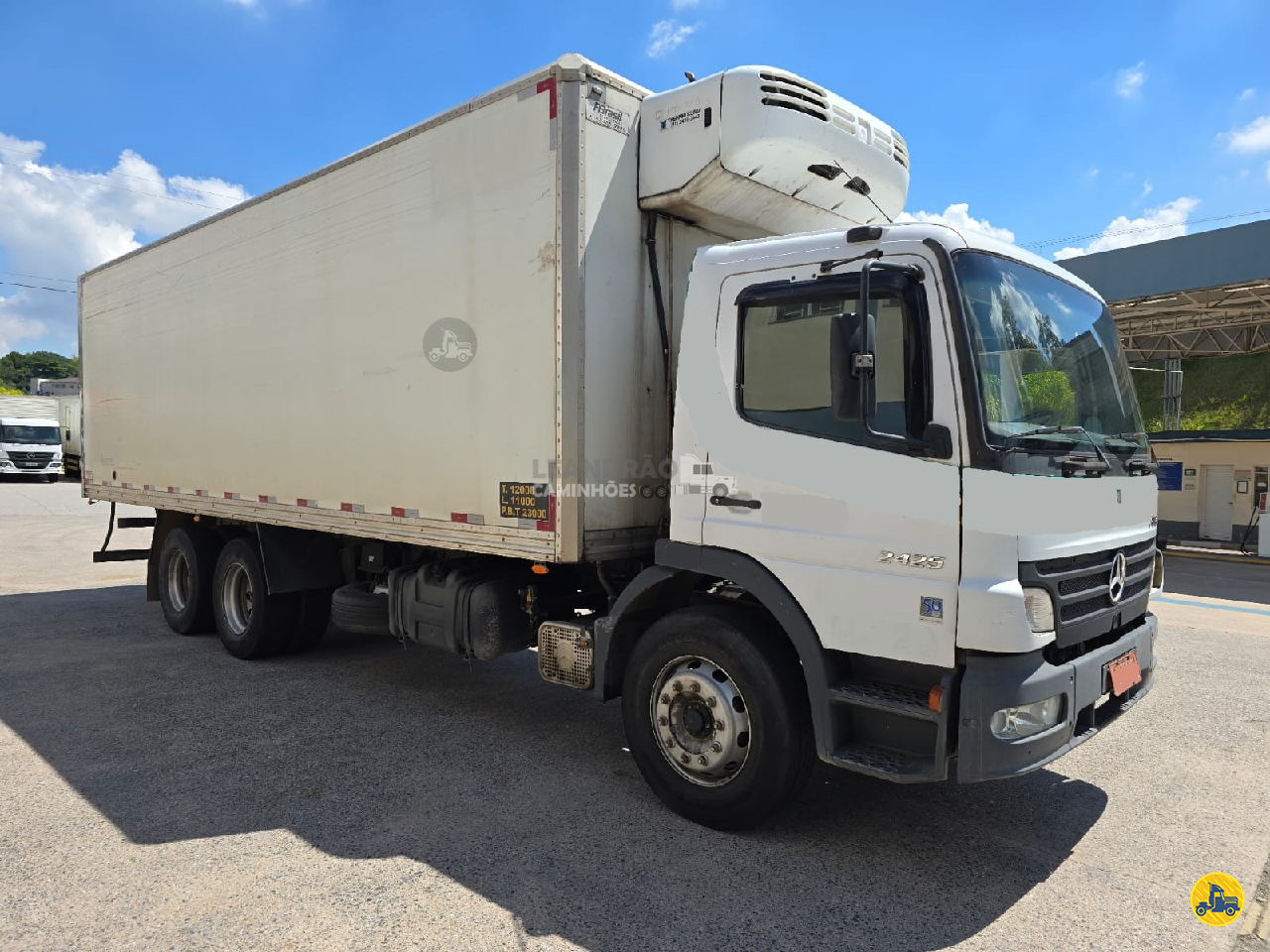 CAMINHAO MERCEDES-BENZ MB 2425 Baú Frigorífico Truck 6x2 Leandrão Caminhões JUNDIAI SÃO PAULO SP