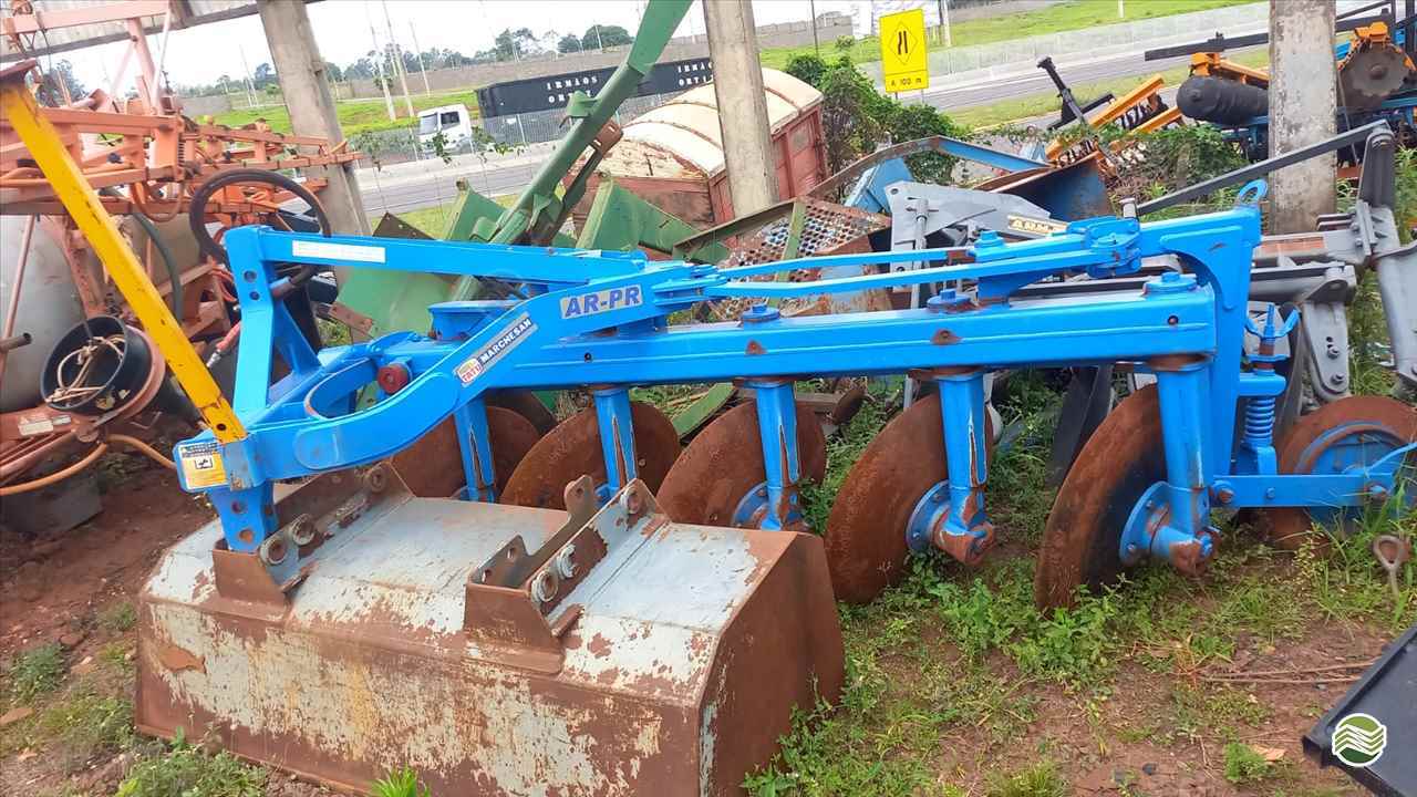 IMPLEMENTOS AGRICOLAS ARADO 5 DISCOS REVERSÍVEL Tratorama Máquinas e Implementos UMUARAMA PARANÁ PR