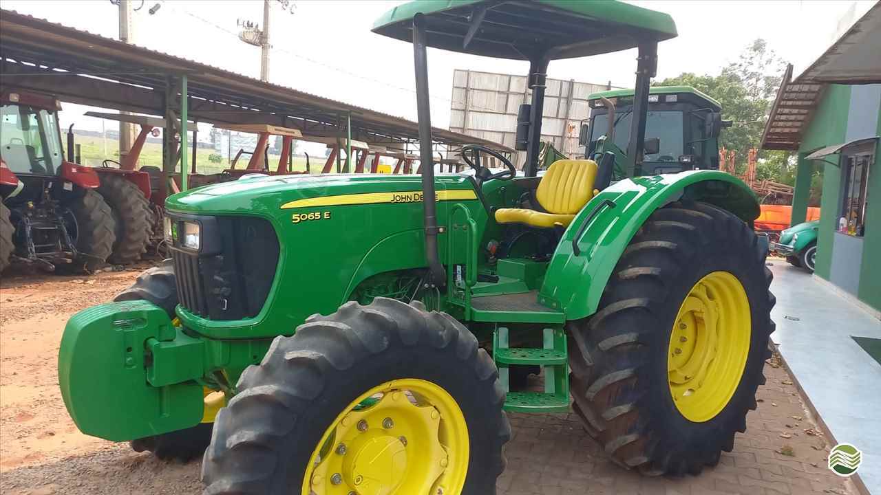 TRATOR JOHN DEERE JOHN DEERE 5065E Tração 4x4 Tratorama Máquinas e Implementos UMUARAMA PARANÁ PR