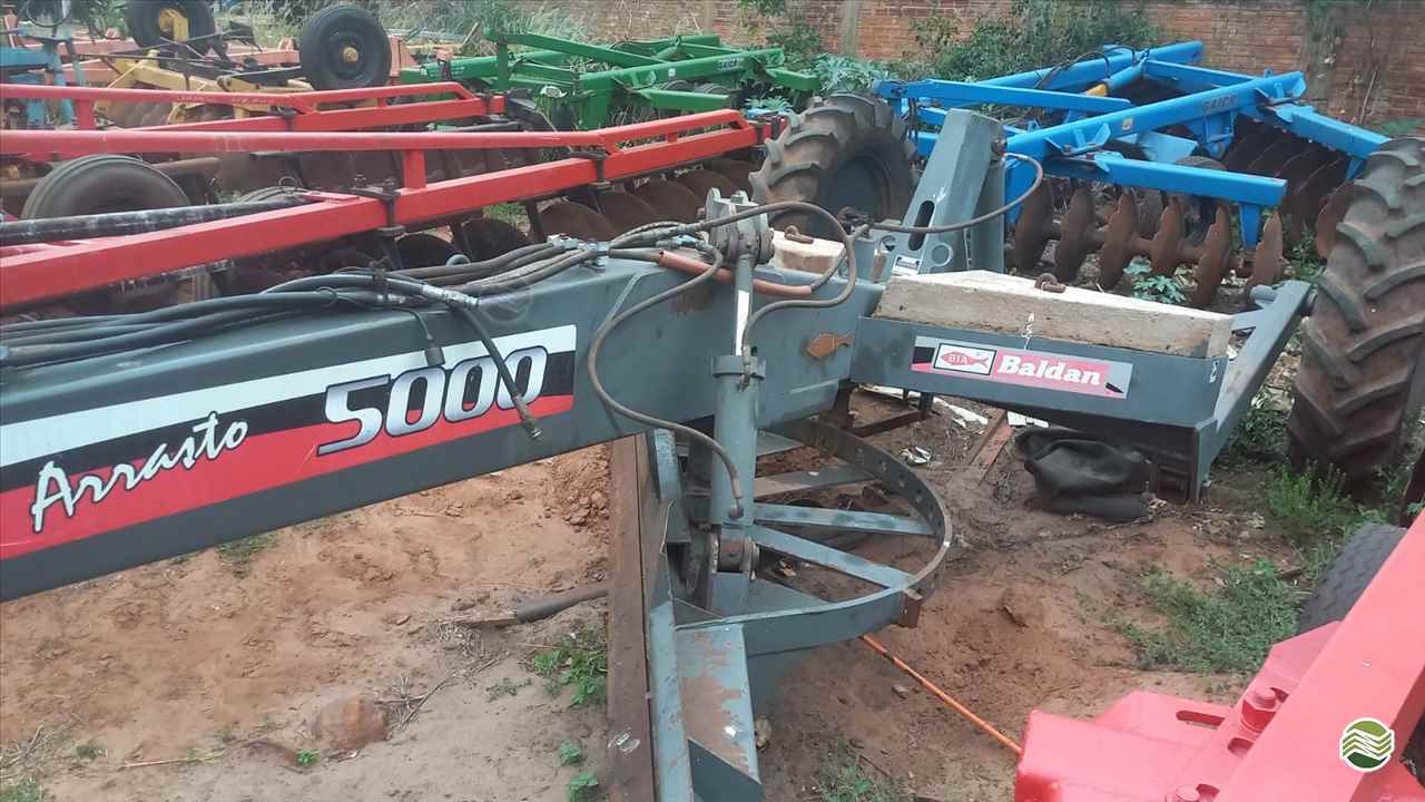 IMPLEMENTOS AGRICOLAS PLAINA NIVELADORA PLAINA DE ARRASTO Tratorama Máquinas e Implementos UMUARAMA PARANÁ PR