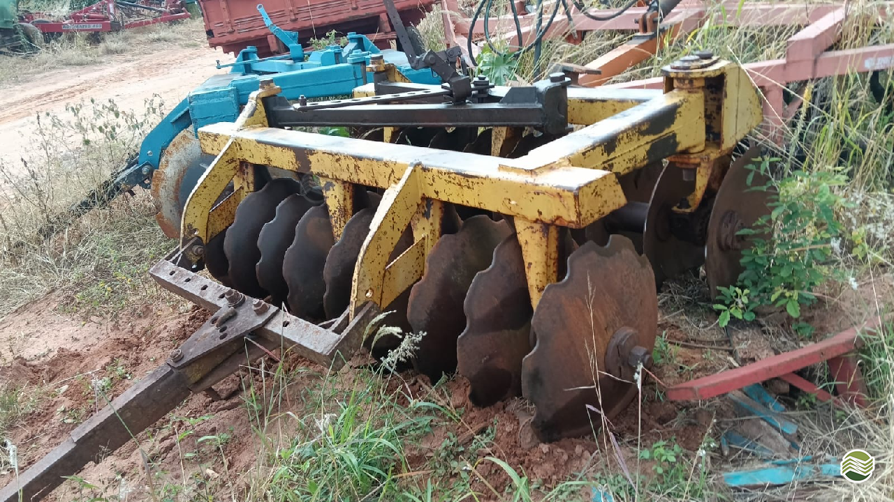 IMPLEMENTOS AGRICOLAS GRADE ARADORA ARADORA 18 DISCOS Tratorama Máquinas e Implementos UMUARAMA PARANÁ PR