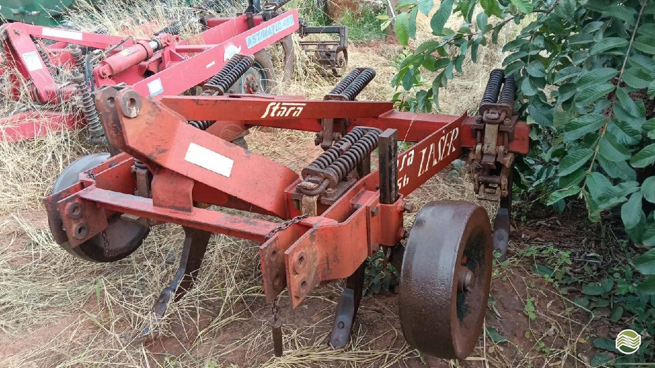 IMPLEMENTOS AGRICOLAS SUBSOLADOR 5 HASTES Tratorama Máquinas e Implementos UMUARAMA PARANÁ PR