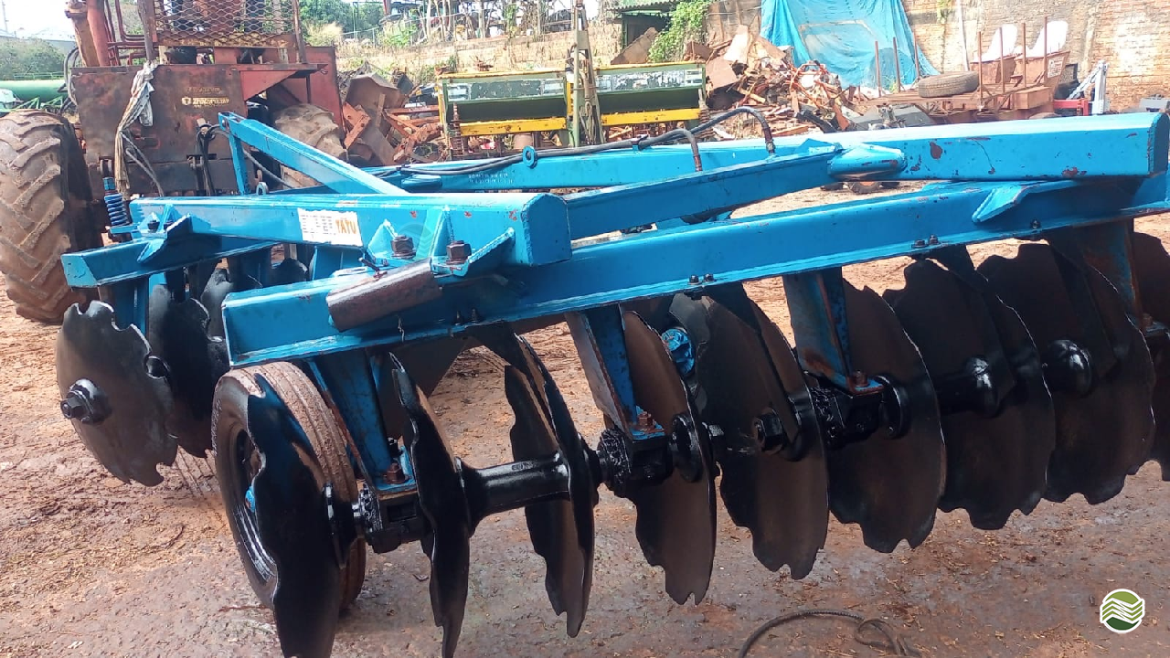 IMPLEMENTOS AGRICOLAS GRADE INTERMEDIÁRIA INTERMEDIÁRIA 18 DISCOS Tratorama Máquinas e Implementos UMUARAMA PARANÁ PR