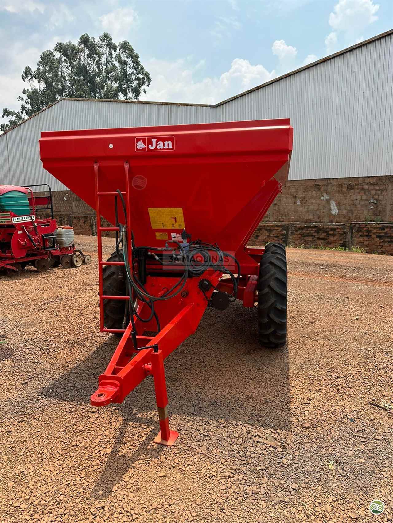 IMPLEMENTOS AGRICOLAS DISTRIBUIDOR CALCÁRIO 10000 Kg 3A Máquinas - Stara - Matriz DOURADOS MATO GROSSO DO SUL MS