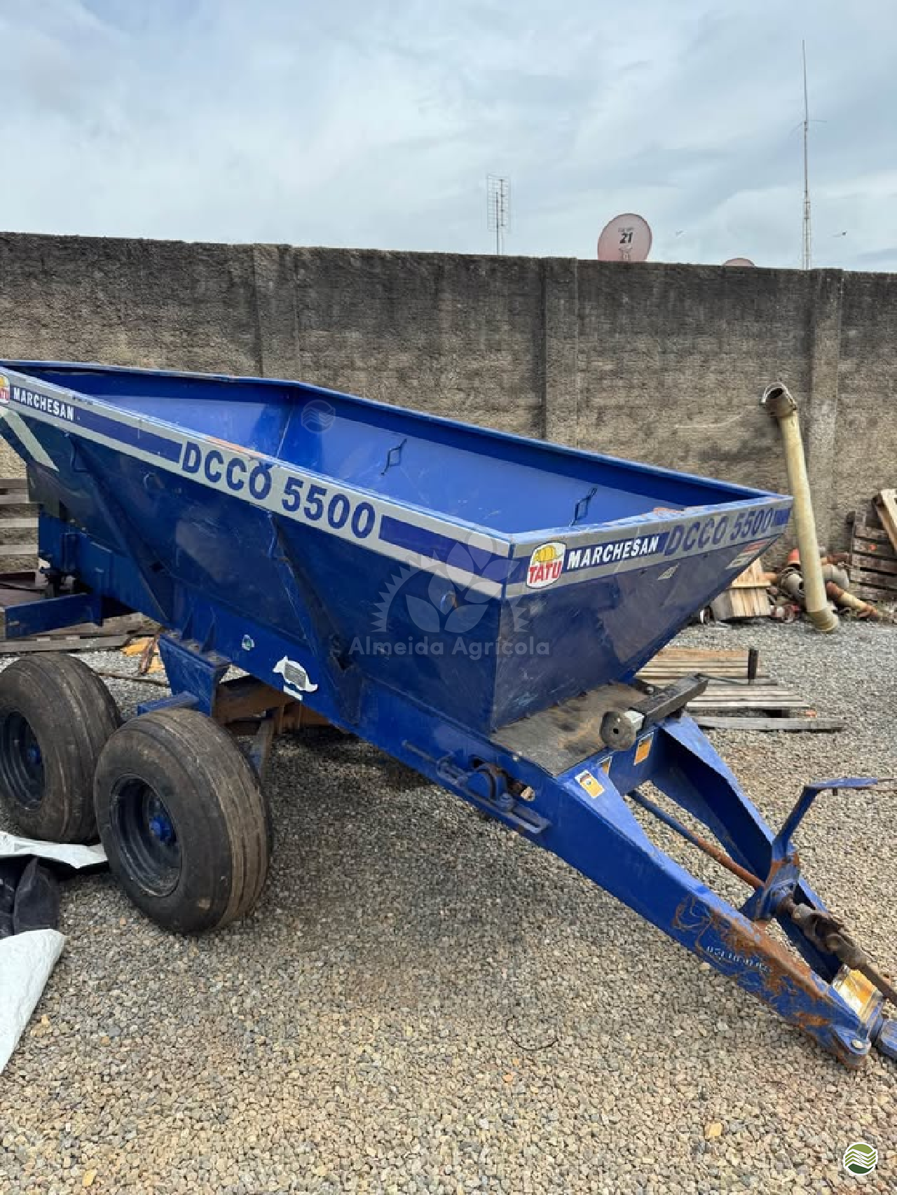 IMPLEMENTOS AGRICOLAS DISTRIBUIDOR CALCÁRIO 5500 Kg Almeida Agrícola SAO MIGUEL ARCANJO SÃO PAULO SP