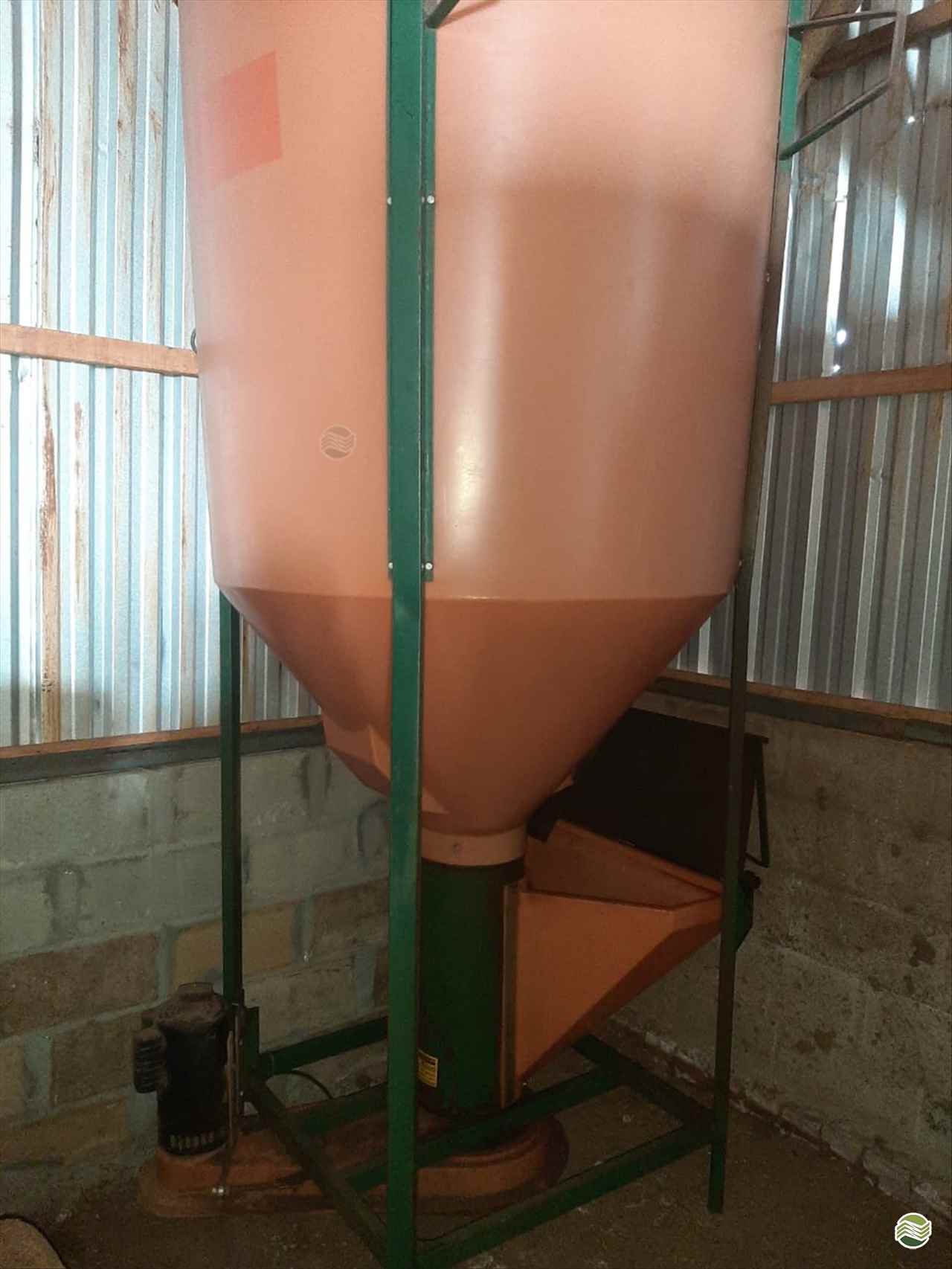 EQUIPAMENTOS PECUÁRIA MISTURADOR DE RAÇÃO Trevo Máquinas e Peças - Kuhn TENENTE PORTELA RIO GRANDE DO SUL RS