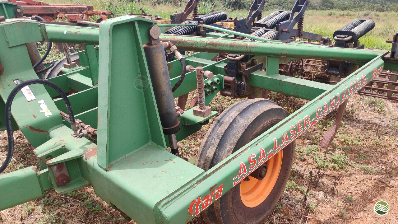 IMPLEMENTOS AGRICOLAS SUBSOLADOR 5 HASTES