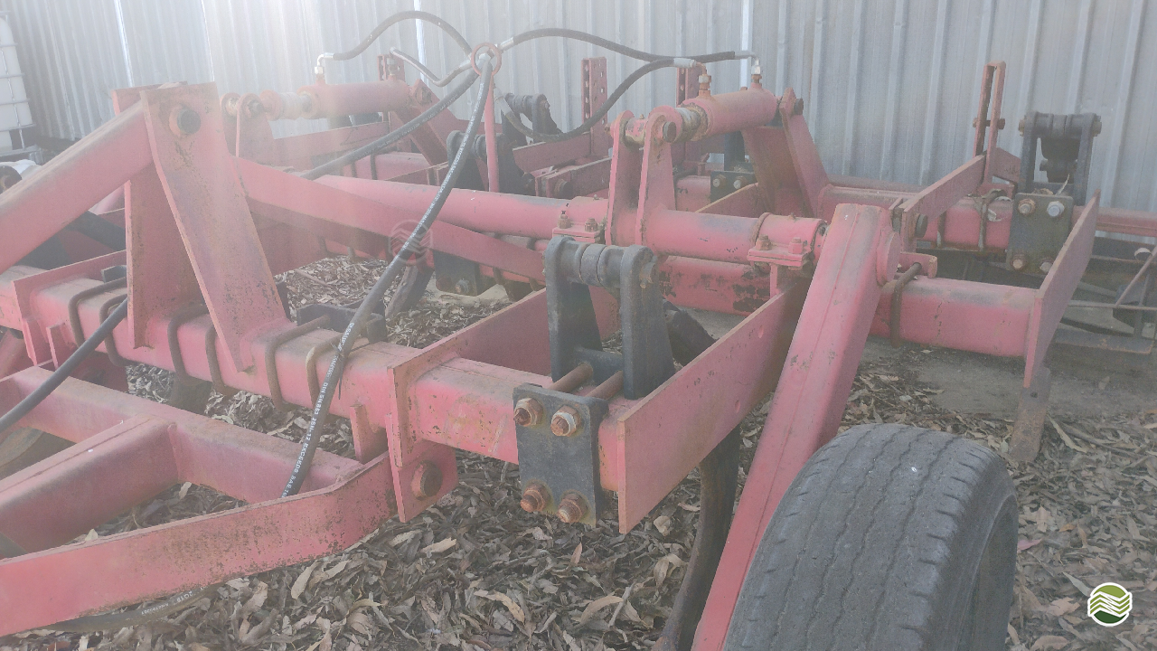 IMPLEMENTOS AGRICOLAS SUBSOLADOR 7 HASTES DISCO CORTE
