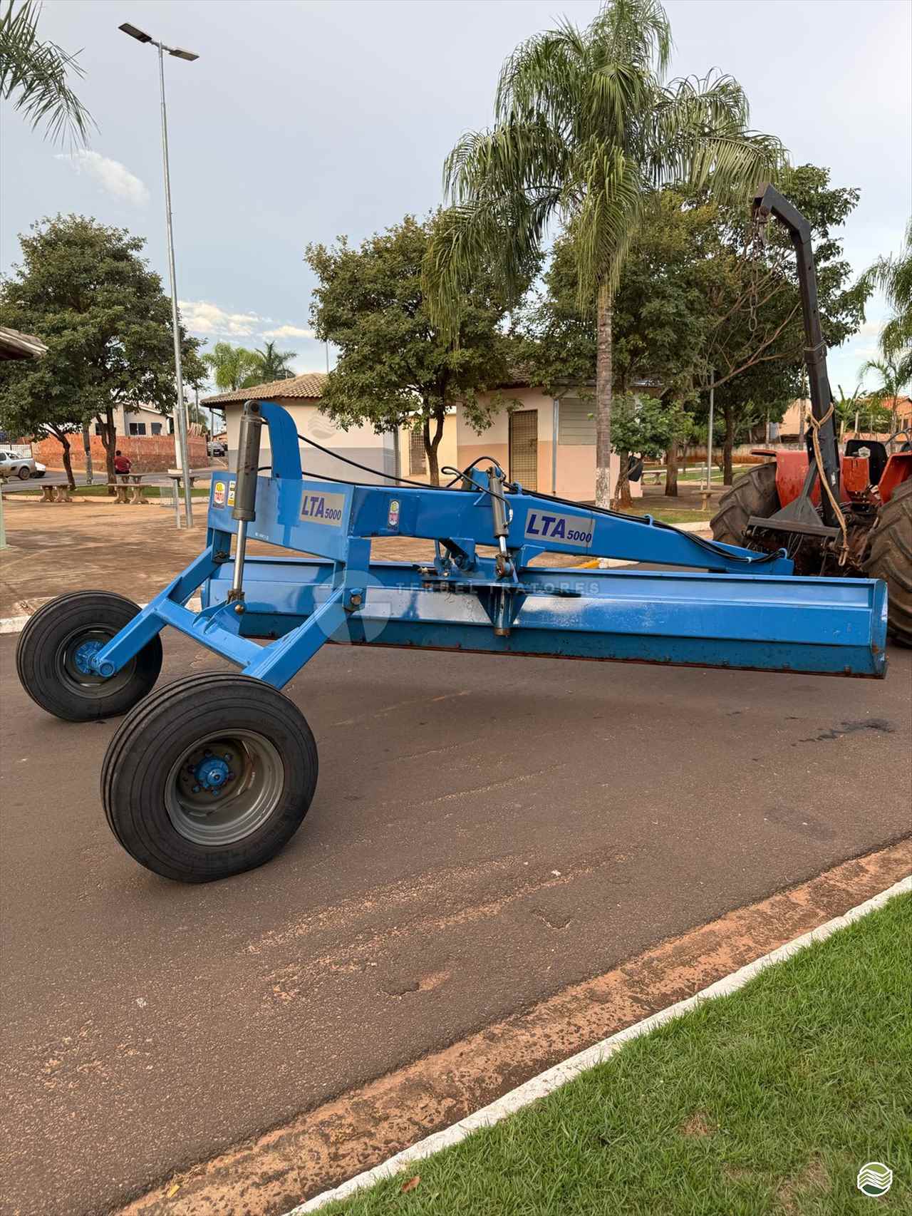 IMPLEMENTOS AGRICOLAS PLAINA NIVELADORA PLAINA DE ARRASTO Teruel Tratores ALVINLANDIA SÃO PAULO SP