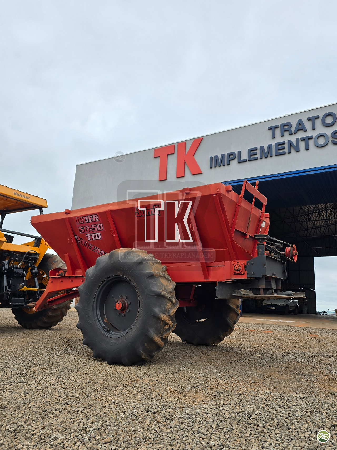 IMPLEMENTOS AGRICOLAS DISTRIBUIDOR CALCÁRIO 5500 Kg TK Tratores NOVA ANDRADINA MATO GROSSO DO SUL MS