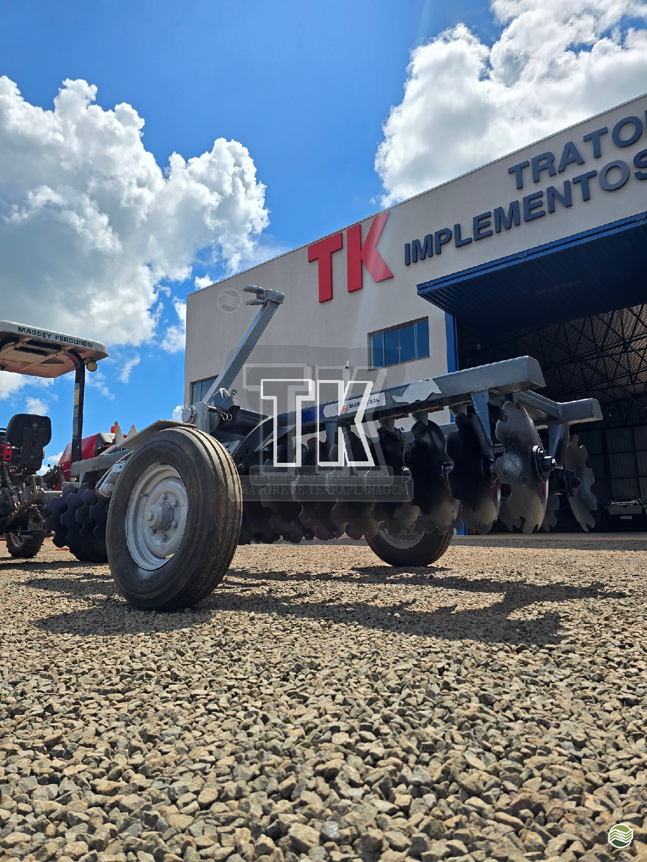 IMPLEMENTOS AGRICOLAS GRADE NIVELADORA NIVELADORA 36 DISCOS TK Tratores NOVA ANDRADINA MATO GROSSO DO SUL MS