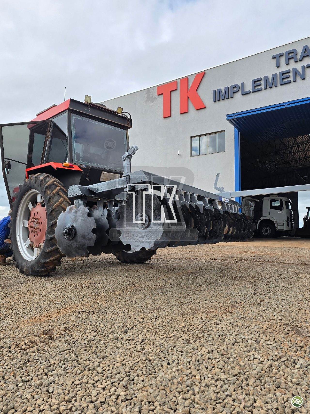 IMPLEMENTOS AGRICOLAS GRADE NIVELADORA NIVELADORA 36 DISCOS TK Tratores NOVA ANDRADINA MATO GROSSO DO SUL MS