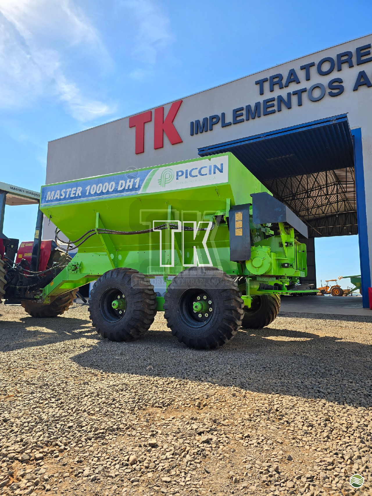 IMPLEMENTOS AGRICOLAS DISTRIBUIDOR CALCÁRIO 10000 Kg TK Tratores NOVA ANDRADINA MATO GROSSO DO SUL MS