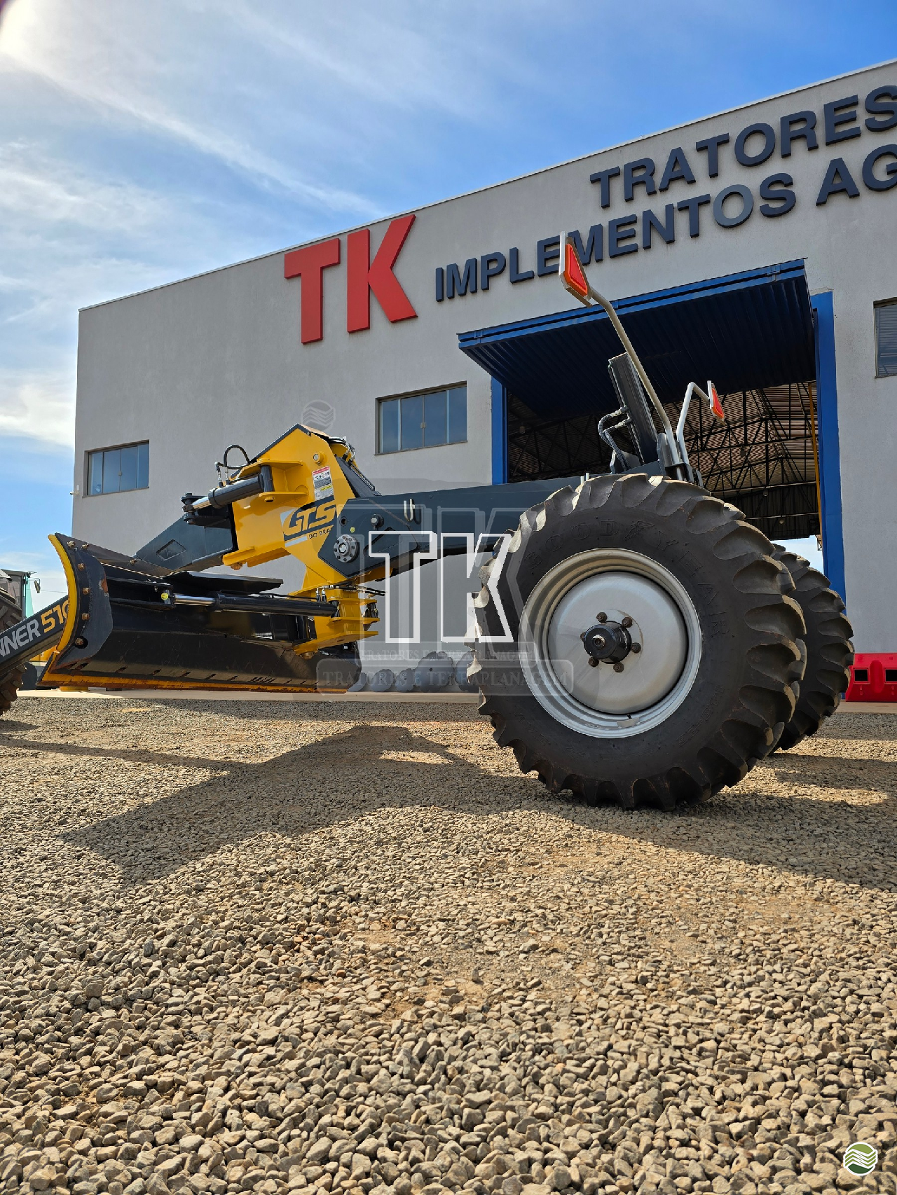 IMPLEMENTOS AGRICOLAS PLAINA NIVELADORA PLAINA HIDRÁULICA TRASEIRA TK Tratores NOVA ANDRADINA MATO GROSSO DO SUL MS