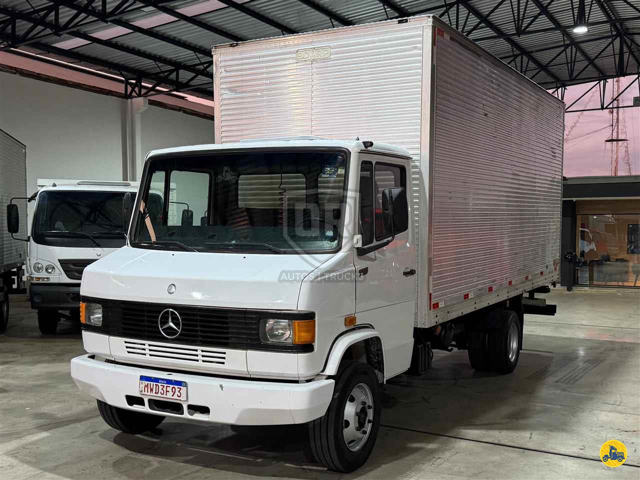 CAMINHAO MERCEDES-BENZ MB 710 Baú Furgão 3/4 4x2 OR Autos e Trucks PICOS PIAUÍ PI