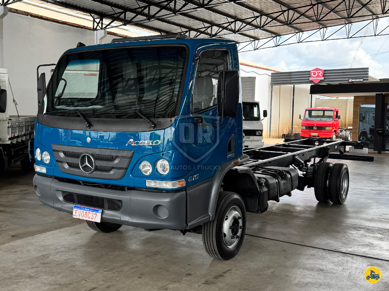 CAMINHAO MERCEDES-BENZ MB 815 Chassis 3/4 4x2 OR Autos e Trucks PICOS PIAUÍ PI